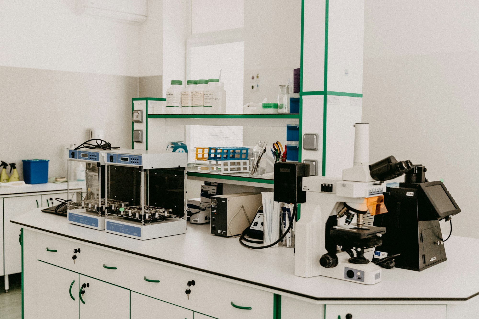 Laboratory bench